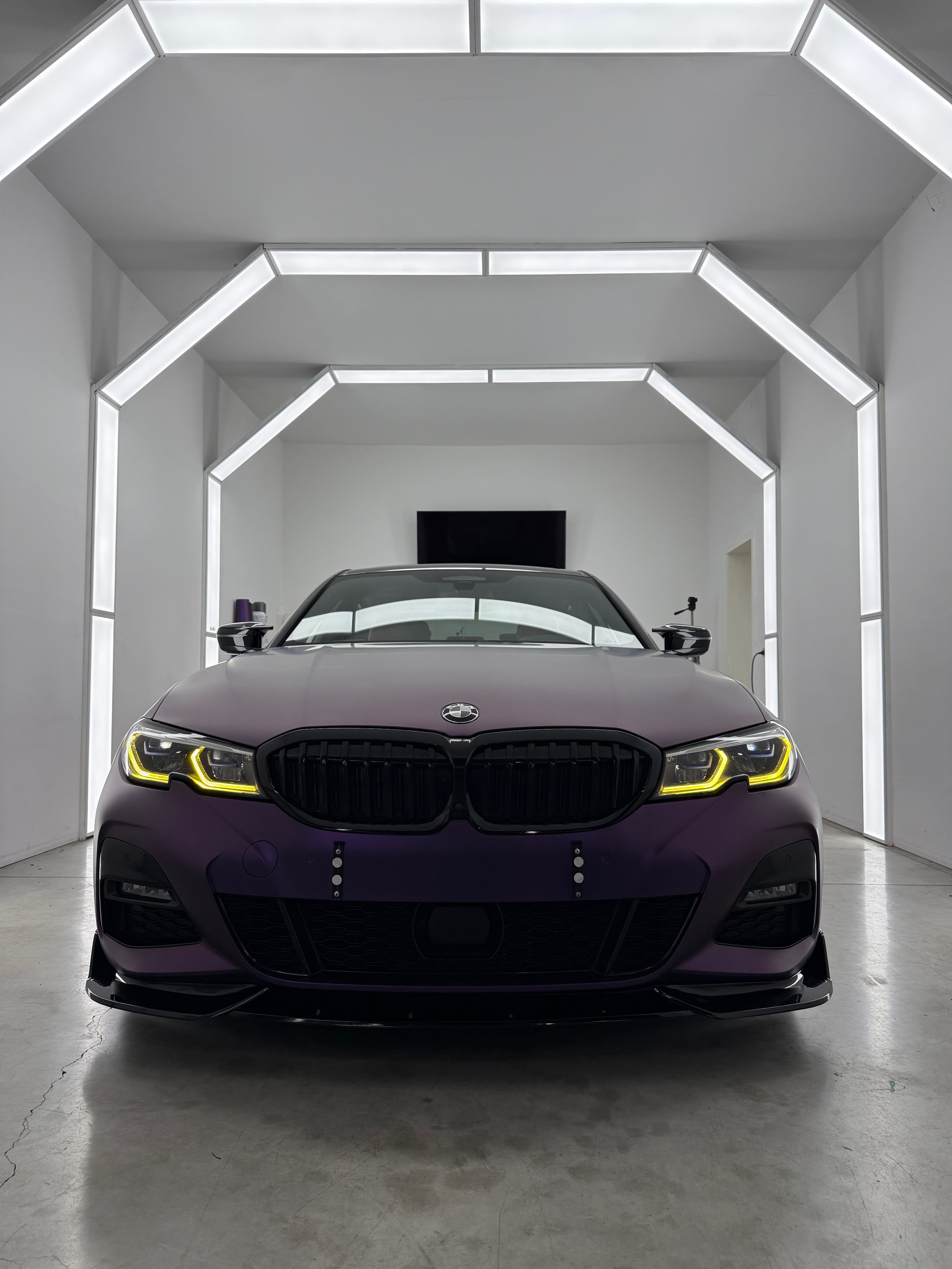 BMW avec covering violet mat réalisé dans l'atelier Cover'A