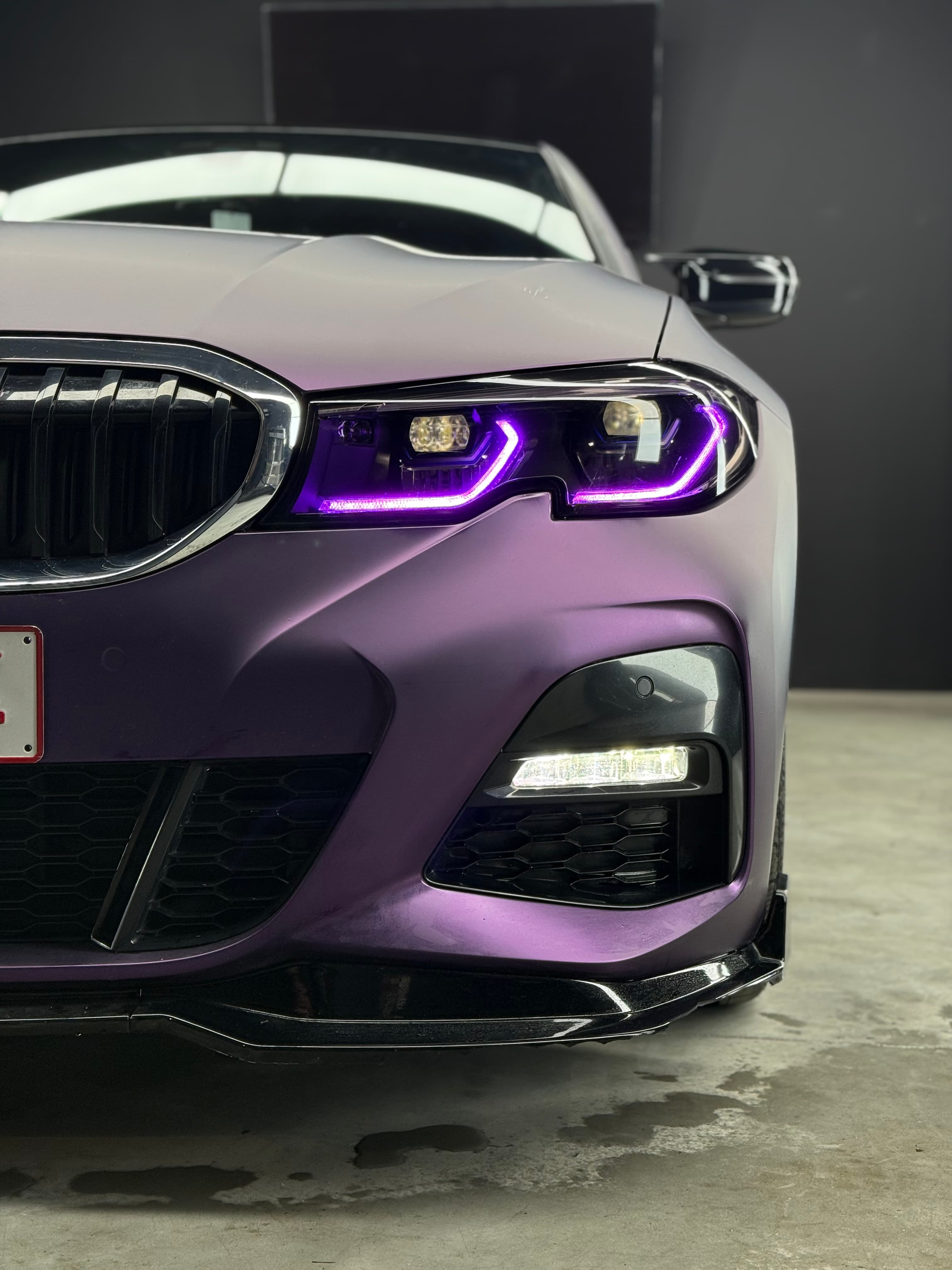 BMW avec phares LED violet personnalisés par Cover'A